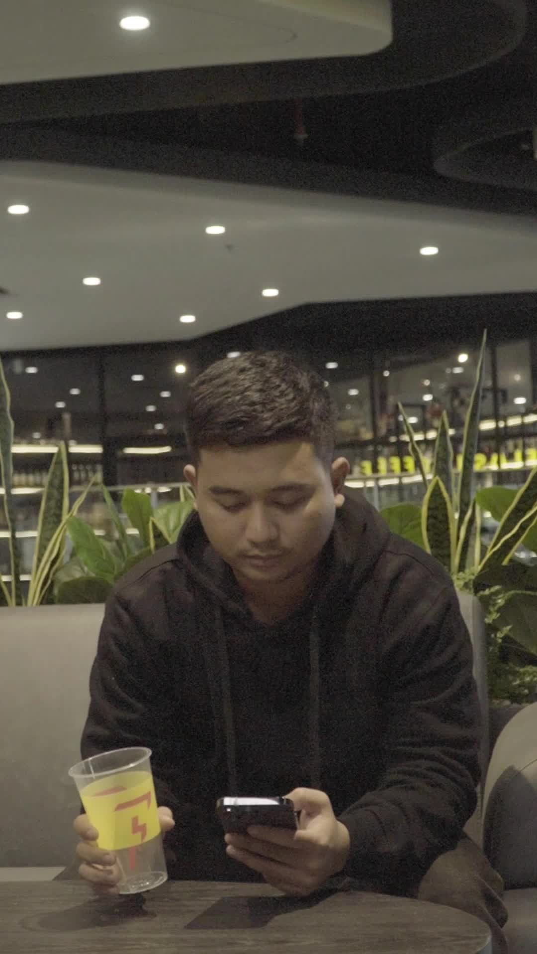 That face when the barista gives you the good stuff 🫢✨
Try our Ice Latte Gula Aren — but make it with oat, soy, or almond milk.
Upgrade your milk game. Your taste buds will thank you.
#FlashCoffee