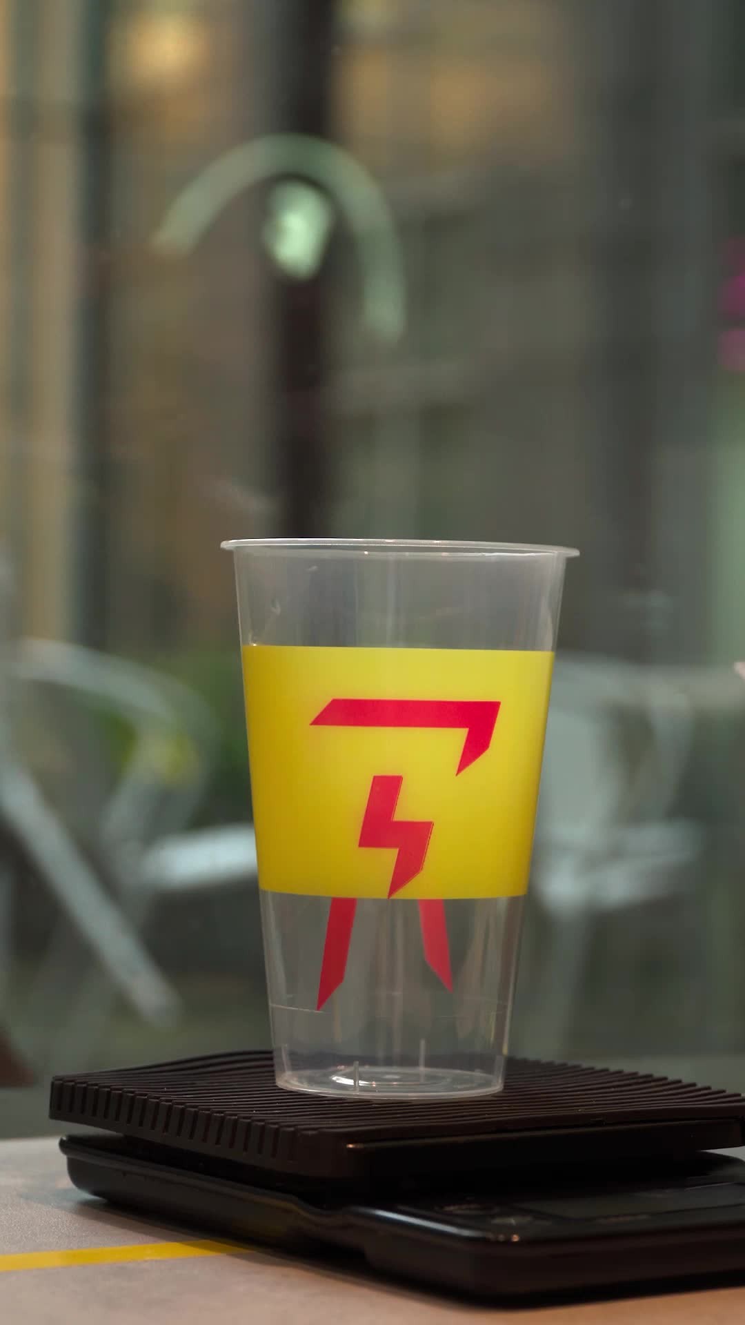 Strawberry syrup. Black tea. Soda fizz.
Yuzu Strawberry Refresher hits different. 🍓🫧
Now brewing at Flash — cool, bold, and made to refresh.
#FlashCoffee